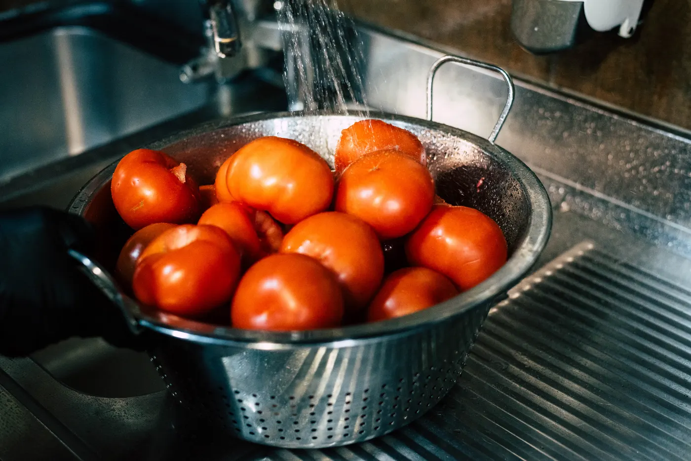 Frische Tomaten werden in der 3 Men's Kebab Küche gewaschen